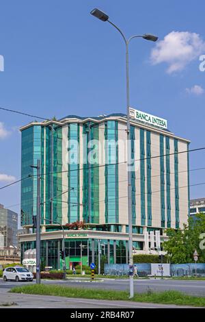Belgrado, Serbia - 19 giugno 2023: Palazzo degli uffici del gruppo Banca intesa a New Belgrade Summer Day. Foto Stock