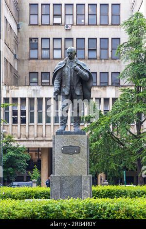 Belgrado, Serbia - 28 giugno 2023: Monumento a Jovan Cvijic Historic Landmark presso l'Academy Park nel centro della capitale il giorno d'estate. Foto Stock