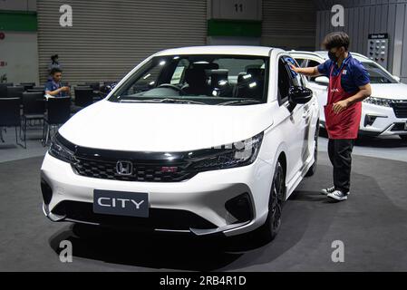 Bangkok, Thailandia. 7 luglio 2023. Un lavoratore ha visto pulire un'auto Honda City durante il Thailand Fast Auto Show 2023 al Bangkok International Trade and Exhibition Center (BITEC). Credito: SOPA Images Limited/Alamy Live News Foto Stock