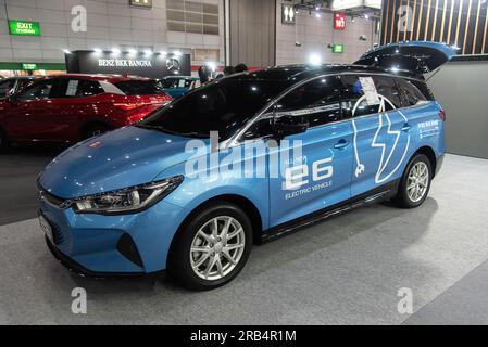 Bangkok, Thailandia. 7 luglio 2023. Un'auto BYD E6 esposta durante il Thailand Fast Auto Show 2023 al Bangkok International Trade and Exhibition Center (BITEC). Credito: SOPA Images Limited/Alamy Live News Foto Stock