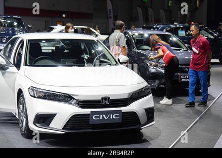 Bangkok, Thailandia. 7 luglio 2023. I visitatori ispezionano un'auto presso lo stand Honda durante il Thailand Fast Auto Show 2023 presso il Bangkok International Trade and Exhibition Center (BITEC). Credito: SOPA Images Limited/Alamy Live News Foto Stock