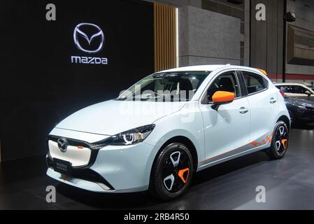 Bangkok, Thailandia. 7 luglio 2023. Una Mazda 2 Rookie Drive vista in mostra durante il Thailand Fast Auto Show 2023 al Bangkok International Trade and Exhibition Center (BITEC). Credito: SOPA Images Limited/Alamy Live News Foto Stock