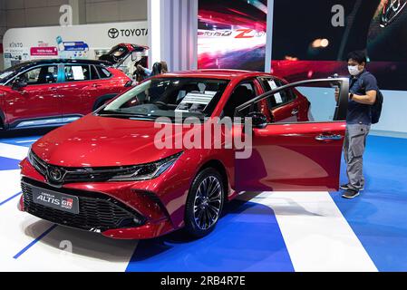Bangkok, Thailandia. 7 luglio 2023. Un visitatore ispeziona una Toyota Corolla Altis GR Sport durante il Thailand Fast Auto Show 2023 al Bangkok International Trade and Exhibition Center (BITEC). (Foto di Peerapon Boonyakiat/SOPA Image/Sipa USA) credito: SIPA USA/Alamy Live News Foto Stock