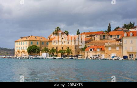 Il lungomare del villaggio di Milna sulla costa occidentale dell'isola di Brac in Croazia Foto Stock