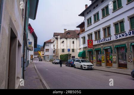 Ovaro, Italia - 8 aprile 2023. La strada principale, via Caduti II maggio, che attraversa il paese di Ovaro a Udine, Friuli-Venezia Giulia, ne Italia Foto Stock