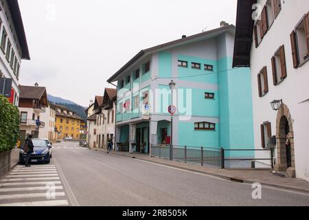 Ovaro, Italia - 8 aprile 2023. La strada principale, via Caduti II maggio, che attraversa il paese di Ovaro a Udine, Friuli-Venezia Giulia, ne Italia Foto Stock