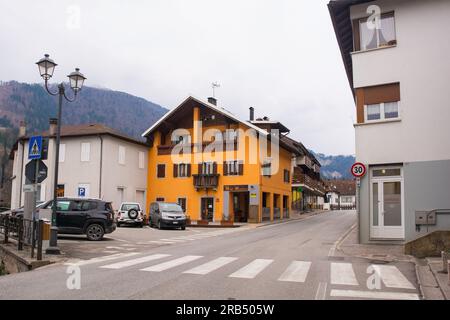 Ovaro, Italia - 8 aprile 2023. La strada principale, via Caduti II maggio, che attraversa il paese di Ovaro a Udine, Friuli-Venezia Giulia, ne Italia Foto Stock