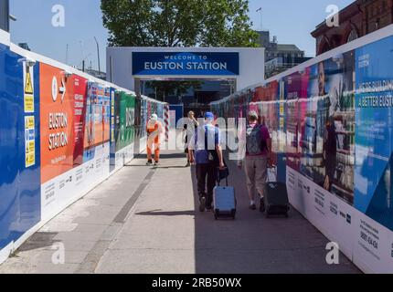 Londra, Regno Unito. 7 luglio 2023. I viaggiatori passano accanto al cantiere HS2 (High Speed 2) alla stazione di Euston. Foto Stock