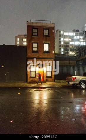 Una notte piovosa a Chelsea a New York Foto Stock