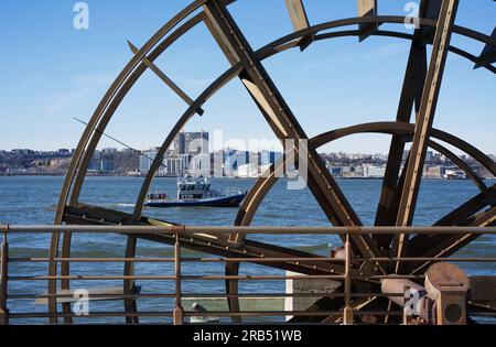 Nave della polizia di New York al fiume Hudson Foto Stock