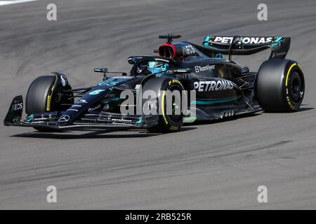 George Russell (GBR) del Mercedes-AMG Petronas F1 Team prende parte alla sessione di Formula 1 Practice 2 (2a prova) durante la FORMULA 1 ARAMCO BRITISH GRAND PRIX 2023 sul circuito di Silverstone, nel Regno Unito il 6 luglio 2023 Foto Stock