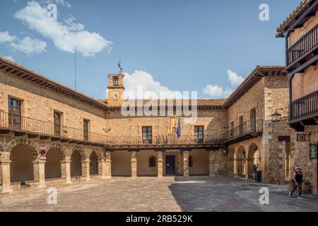 Albarracín piazza principale acciottolata, circondata da edifici medievali come il municipio del XIV secolo. Teruel, Aragona, Spagna, Europa Foto Stock