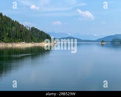 Hungry Horse, MT USA - 20 maggio 2023: Vista dalla diga Hungry Horse e dal lago artificiale vicino al Glacier National Park in Hungry Horse, Montana. Foto Stock