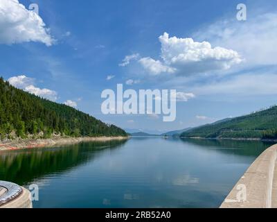 Hungry Horse, MT USA - 20 maggio 2023: Vista dalla diga Hungry Horse e dal lago artificiale vicino al Glacier National Park in Hungry Horse, Montana. Foto Stock