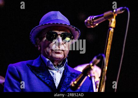 ROTTERDAM - il cantautore irlandese Van Morrison) durante una performance al North Sea Jazz. L'evento un tempo è iniziato con alcune esibizioni in sei sale e novemila visitatori all'Aia, questo fine settimana circa novantamila appassionati provenienti da tutto il mondo saranno presenti per più di centocinquanta spettacoli su sedici palchi. ANP PAUL BERGEN paesi bassi Out - belgio Out credito: ANP/Alamy Live News Foto Stock