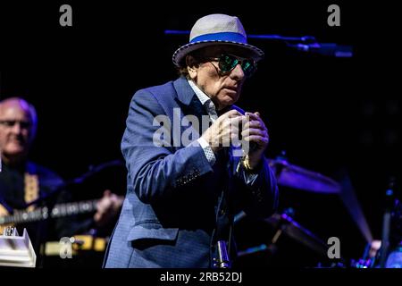 ROTTERDAM - il cantautore irlandese Van Morrison) durante una performance al North Sea Jazz. L'evento un tempo è iniziato con alcune esibizioni in sei sale e novemila visitatori all'Aia, questo fine settimana circa novantamila appassionati provenienti da tutto il mondo saranno presenti per più di centocinquanta spettacoli su sedici palchi. ANP PAUL BERGEN paesi bassi Out - belgio Out credito: ANP/Alamy Live News Foto Stock