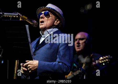 ROTTERDAM - il cantautore irlandese Van Morrison) durante una performance al North Sea Jazz. L'evento un tempo è iniziato con alcune esibizioni in sei sale e novemila visitatori all'Aia, questo fine settimana circa novantamila appassionati provenienti da tutto il mondo saranno presenti per più di centocinquanta spettacoli su sedici palchi. ANP PAUL BERGEN paesi bassi Out - belgio Out credito: ANP/Alamy Live News Foto Stock