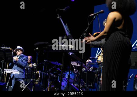 ROTTERDAM - il cantautore irlandese Van Morrison) durante una performance al North Sea Jazz. L'evento un tempo è iniziato con alcune esibizioni in sei sale e novemila visitatori all'Aia, questo fine settimana circa novantamila appassionati provenienti da tutto il mondo saranno presenti per più di centocinquanta spettacoli su sedici palchi. ANP PAUL BERGEN paesi bassi Out - belgio Out credito: ANP/Alamy Live News Foto Stock