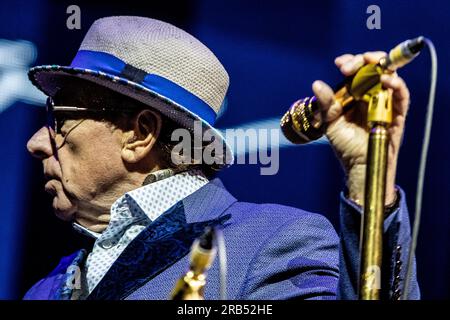 ROTTERDAM - il cantautore irlandese Van Morrison) durante una performance al North Sea Jazz. L'evento un tempo è iniziato con alcune esibizioni in sei sale e novemila visitatori all'Aia, questo fine settimana circa novantamila appassionati provenienti da tutto il mondo saranno presenti per più di centocinquanta spettacoli su sedici palchi. ANP PAUL BERGEN paesi bassi Out - belgio Out credito: ANP/Alamy Live News Foto Stock