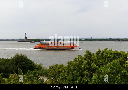 Liberty Monument e traghetto per Staten Island, vista da Governors Island Foto Stock