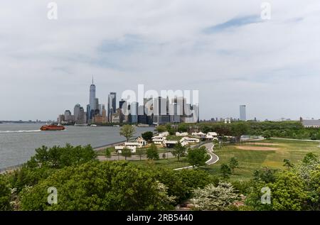 Vista dello skyline del centro di Manhattan e del traghetto per Staten Island da Governor's Island Foto Stock