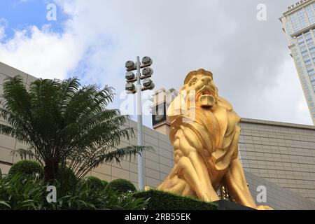 Statua di leone dorato a MGM Cotai, è uno dei famosi casinò e resort di macao Foto Stock