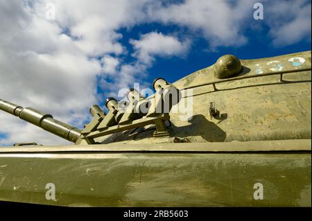 Primo piano dei lanciarazzi a torretta di un vecchio carro armato, auto corazzata, verde militare, M60 patton dell'esercito americano in Europa e più tardi degli Spanis Foto Stock