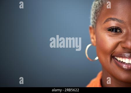 Mockup, sorriso e mezzo ritratto di donna nera in studio con spazio su sfondo grigio. Felice, faccia e occhio di una donna africana con Foto Stock