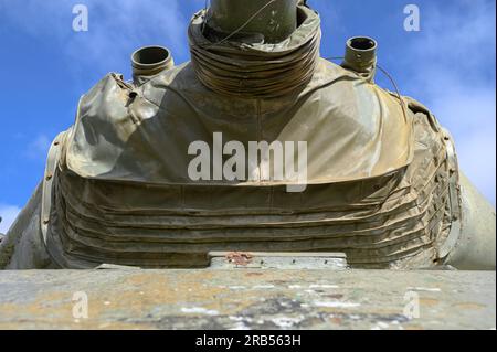 Primo piano del cannone nella torretta di un carro armato, corazzato M60 patton, dell'esercito spagnolo disabile, verde esposto a Rojas, una piccola città di Burgos, Foto Stock