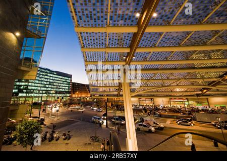 Rifugi in ferro. legno e vetro eco-sostenibili. Ricoperta da pannelli fotovoltaici che alimentano le torri di piazza Gae Aulenti. progetto porta nuova. Business center di Milano Foto Stock