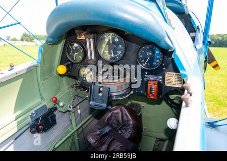 Cabina di pilotaggio posteriore di una Tiger Moth in mostra ad un evento di ali e ruote nella campagna di Heveningham Hall. De Havilland D.H. 82A Tiger Moth Foto Stock