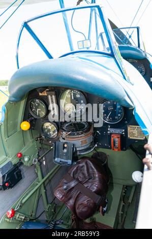 Cabina di pilotaggio posteriore di una Tiger Moth in mostra ad un evento di ali e ruote nella campagna di Heveningham Hall. De Havilland D.H. 82A Tiger Moth Foto Stock