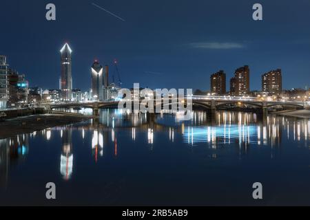 Vista panoramica di Londra con il fiume Tamigi e i grattacieli illuminati di notte. Londra, Regno Unito Foto Stock
