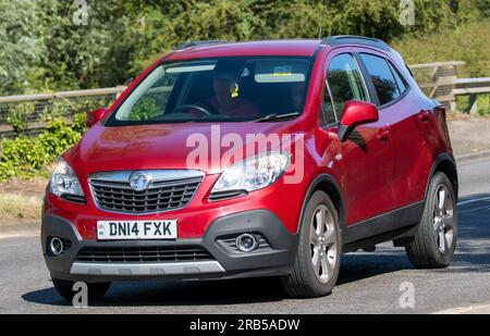 Milton Keynes, Regno Unito - 7 luglio 2023: 2014 motore diesel rosso VAUXHALL MOKKA EXCLUSIV CDTI S che viaggia su una strada del Regno Unito Foto Stock