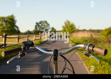 Pedalando in sicurezza vicino agli animali selvatici sulla strada. Foto Stock