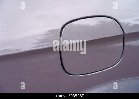 Coperchio del tappo del carburante di un'auto, primo piano Foto Stock