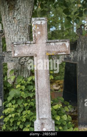 Vecchia croce di pietra vuota in un antico cimitero. Foto Stock