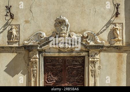 Particolare dell'architrave del portale principale con lo stemma con il simbolo di Sant'Eustachio raffigurante un cervo a croce latina. Abruzzo Foto Stock