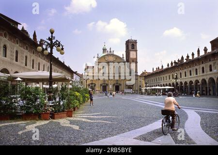 Europa. Italia. Lombardia. Vigevano. Piazza Ducale Foto Stock