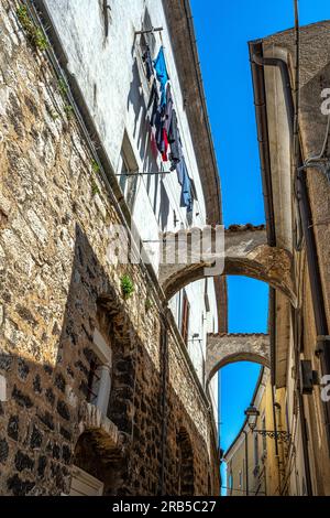 Abiti appesi al sole nei vicoli medievali del tocco da Casauria. Tocco da Casauria, provincia di Pescara, Abruzzo, Italia, Europa Foto Stock