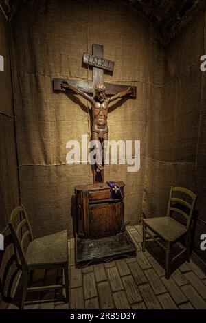 Crocifisso ligneo medievale nella cappella confessionale della chiesa di San Domenico di Guzmán in tocco da Casauria. Tocco da Casauria, Abruzzo Foto Stock