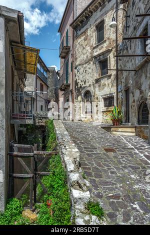 Scorci di vicoli, scale, portici, decorazioni, archi e case della città medievale di tocco da Casauria. Tocco da Casauria, Abruzzo Foto Stock