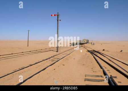 Ferrovia nel deserto. Nubia. Sudan. Nord Africa Foto Stock