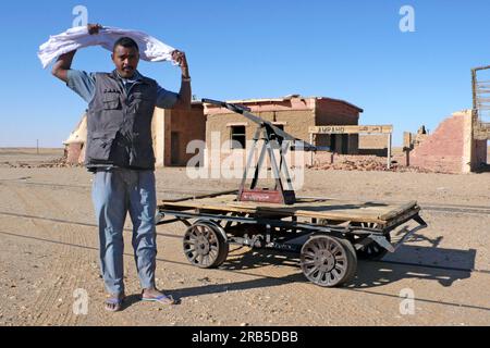 Ferrovia nel deserto vicino a Karima. Nubia. Sudan. Nord Africa Foto Stock