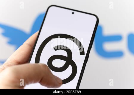 Ankara-Turchia: 07 luglio 2023: Mano maschile che tiene un telefono cellulare e preme il logo dell'app thread sullo schermo. La nuova applicazione di social media di Meta Platfo Foto Stock