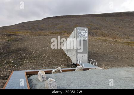 Ingresso alla Svalbard Global Seed Vault, la più grande banca di sementi del mondo e struttura di riserva per la diversità delle colture vicino a Longyearbyen, Spitsbergen Foto Stock