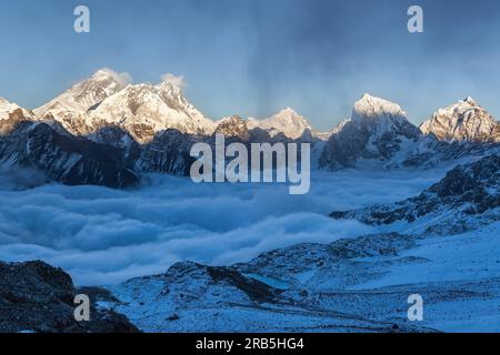 Vista panoramica dell'Everest dal passo Renjo la. Splendida valle di montagna coperta da nuvole ricciose. La spettacolare cima innevata dell'Everest si innalza sopra il fiume di clo Foto Stock