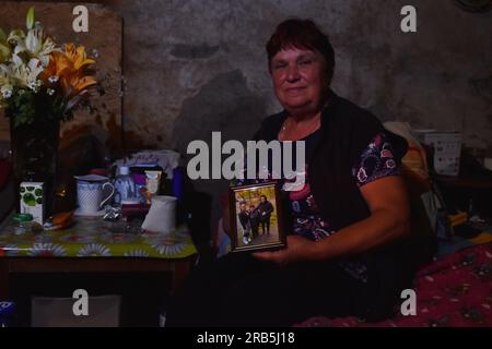 Huliaipole, Ucraina. 28 giugno 2023. La donna tiene in mano una fotografia dei suoi nipoti mentre siede sul letto in un rifugio antiatomico a Huliaipole. Le forze russe sui fronti Zaporizhzhia e Kherson stanno concentrando i loro sforzi principali per prevenire l'avanzata delle forze ucraine. Credito: SOPA Images Limited/Alamy Live News Foto Stock