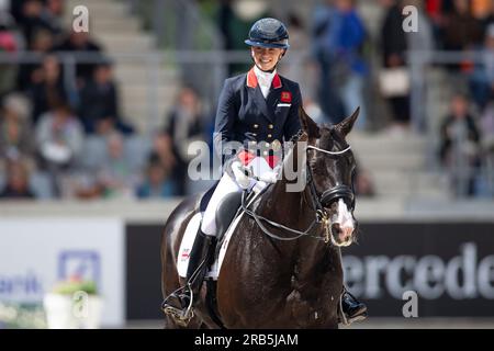 Charlotte FRY (GBR) su Everdale, ride, gioia, dopo il test, dressage D6: Premio MEGGLE, 2° test nella Lambertz Nations Cup, Grand Prix Special CDIO5*, il 01.07.2023, World Equestrian Festival, CHIO Aachen 2022 dal 23,06 . - 02.07.2022 ad Aquisgrana/Germania; Foto Stock