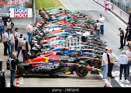 Vetture dopo la gara nel pit Lane, Gran Premio di F1 d'Austria al Red Bull Ring il 1 luglio 2023 a Spielberg, in Austria. (Foto di HIGH TWO) Foto Stock